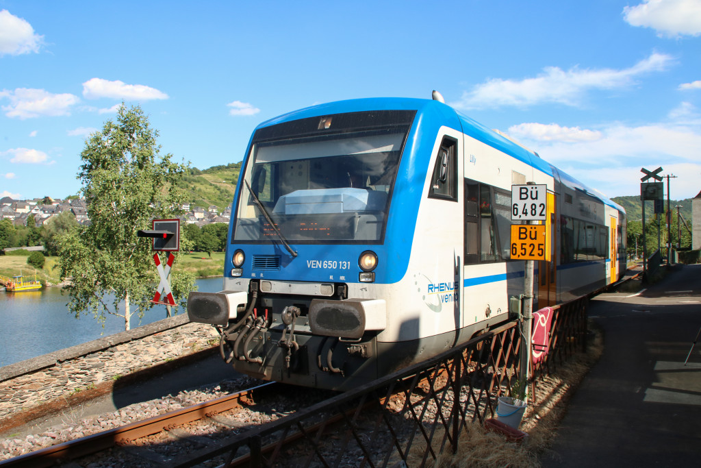 650 131 überquert den zweiten der beiden Bahnübergänge in der Moselstraße in Kövenig auf der Moselweinbahn, aufgenommen am 05.07.2017.