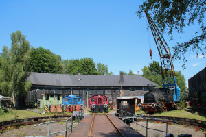 322 177 und 310 131 stehen vor dem Lokschuppen im Dampflokmuseum Hermeskeil, aufgenommen am 06.07.2017.