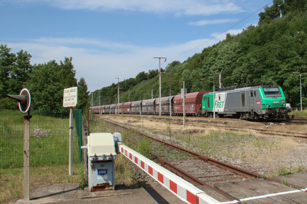437015 der SNCF bei Cocheren in Frankreich, aufgenommen am 06.07.2017