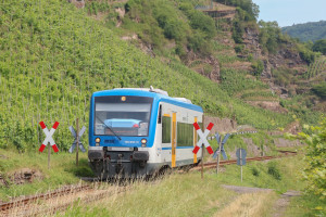 650 131 überquert einen Bahnübergang bei Reil auf der Moselweinbahn, aufgenommen am 07.07.2017
