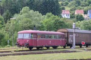 996 748 steht im Bahnbetriebswerk in Gerolstein, aufgenommen am 08.07.2017.