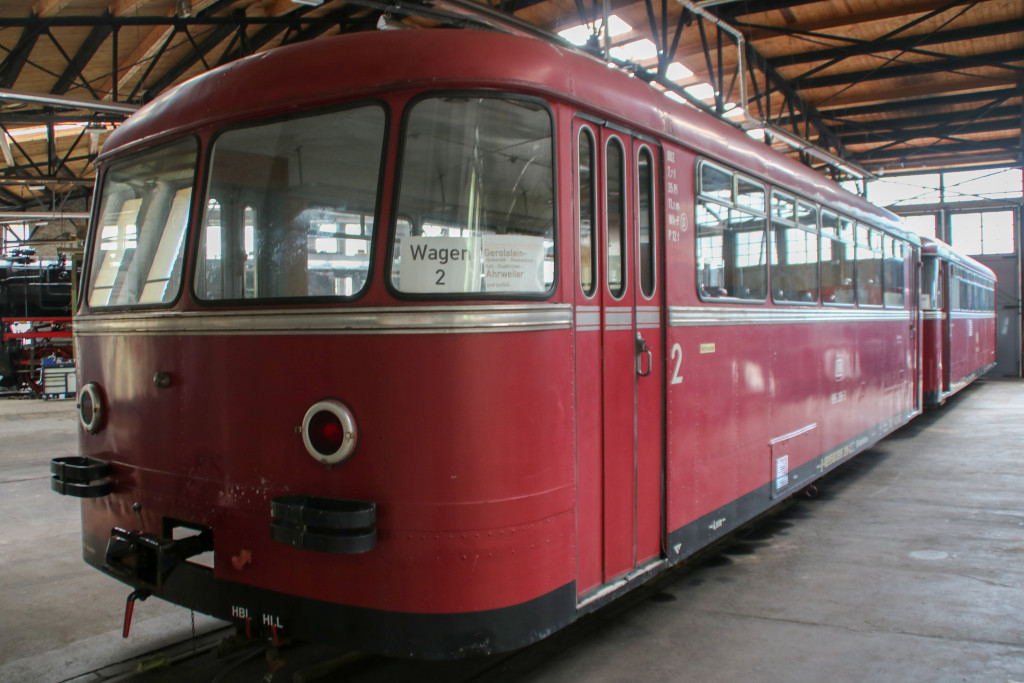 995 295 und 795 256 stehen im Lokschuppen in Gerolstein, aufgenommen am 08.07.2017.