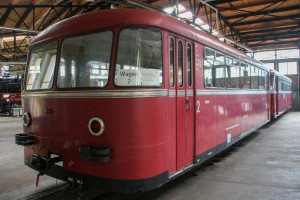 995 295 und 795 256 stehen im Lokschuppen in Gerolstein, aufgenommen am 08.07.2017.
