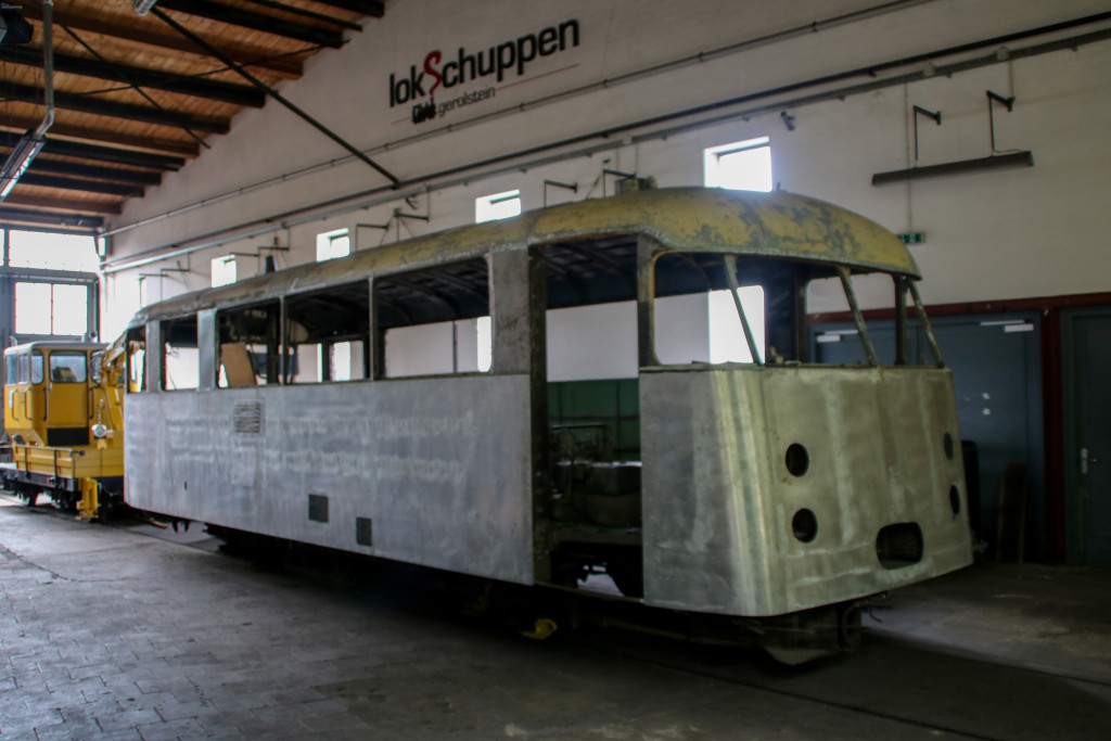 Vorserienschienenbus VT95 906, später 724 001 steht im Lokschuppen in Gerolstein, aufgenommen am 08.07.2017.