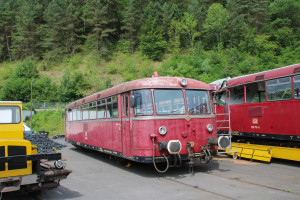 798 670 steht im Bahnbetriebswerk in Gerolstein neben dem verunfalltem 798 711, aufgenommen am 08.07.2017.