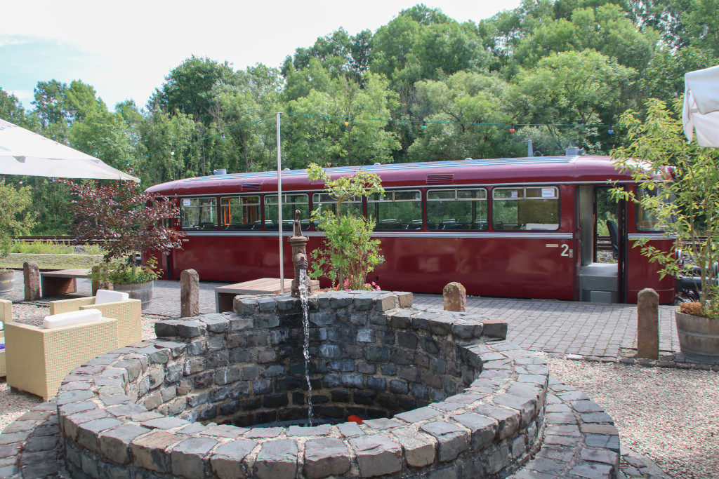 Hinter einem Brunnen steht 796 784 im Bahnbetriebswerk Gerolstein, aufgenommen am 08.07.2017.