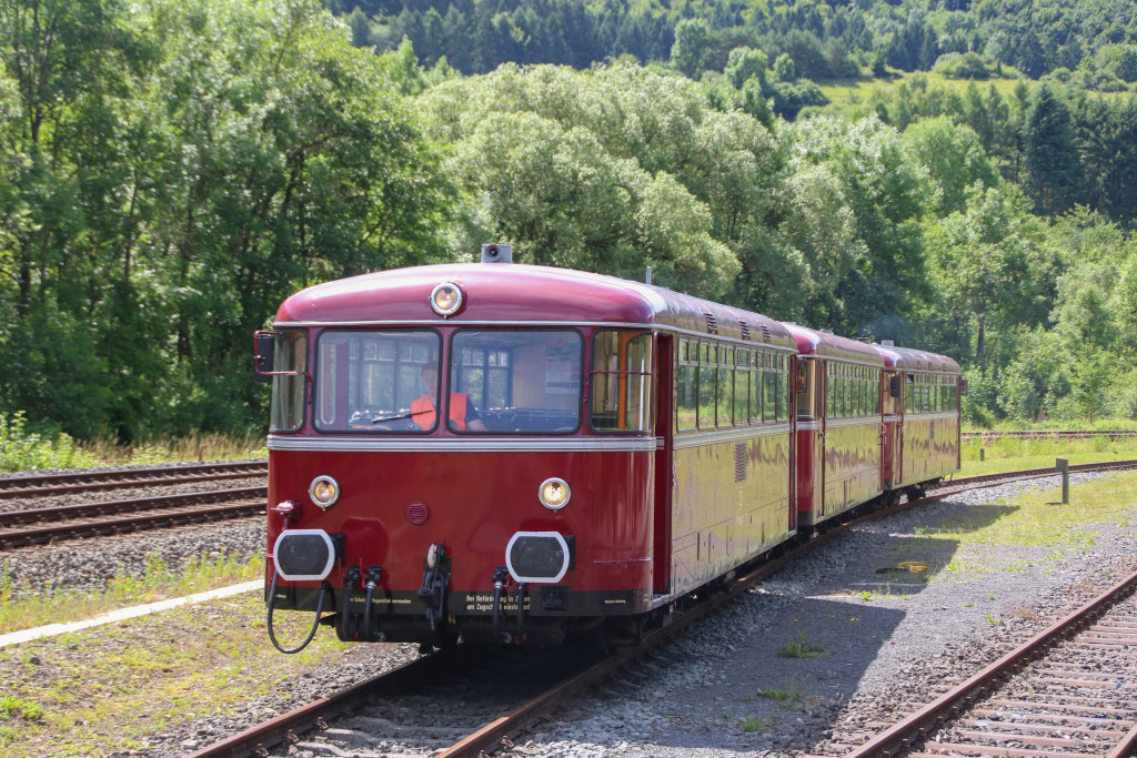 796 784, 998 863 und 796 784 rangieren im Bahnbetriebswerk in Gerolstein, aufgenommen am 08.07.2017.