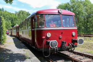 796 785, 998 863 und 796 785 rangieren im Bahnbetriebswerk in Gerolstein, aufgenommen am 08.07.2017.