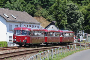 796 785, 998 863 und 796 785 an einem Wohnhaus in Mürlenbach auf der Eifelstrecke, aufgenommen am 08.07.2017.