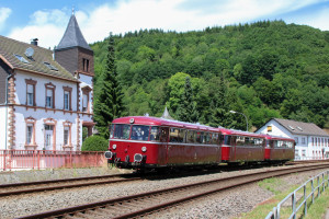 796 785, 998 863 und 796 785 in Mürlenbach auf der Eifelstrecke, aufgenommen am 08.07.2017.