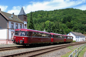 796 785, 998 863 und 796 785 durcheilen Mürlenbach auf der Eifelstrecke, aufgenommen am 08.07.2017.