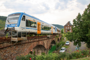 650 132 und 650 131 überqueren ein Viadukt in Reil auf der Moselweinbahn, aufgenommen am 09.07.2017.