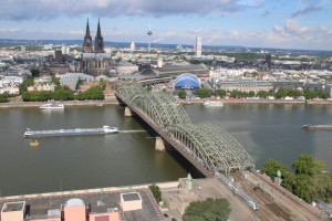 Ein IC2 überquert die Hohenzollernbrücke in Köln, aufgenommen am 23.07.2017.