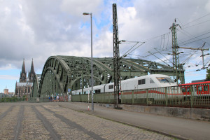 402 022 überquert die Hohenzollernbrücke in Köln, aufgenommen am 23.07.2017.