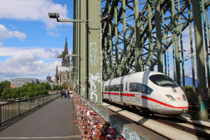 406 011 überquert die Hohenzollernbrücke in Köln, aufgenommen am 23.07.2017.