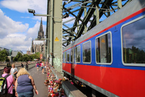 Der Hamburg-Köln-Express (HKX) überquert die Hohenzollernbrücke in Köln, aufgenommen am 23.07.2017.