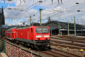 143 168 verlässt den Kölner Hauptbahnhof, aufgenommen am 23.07.2017.