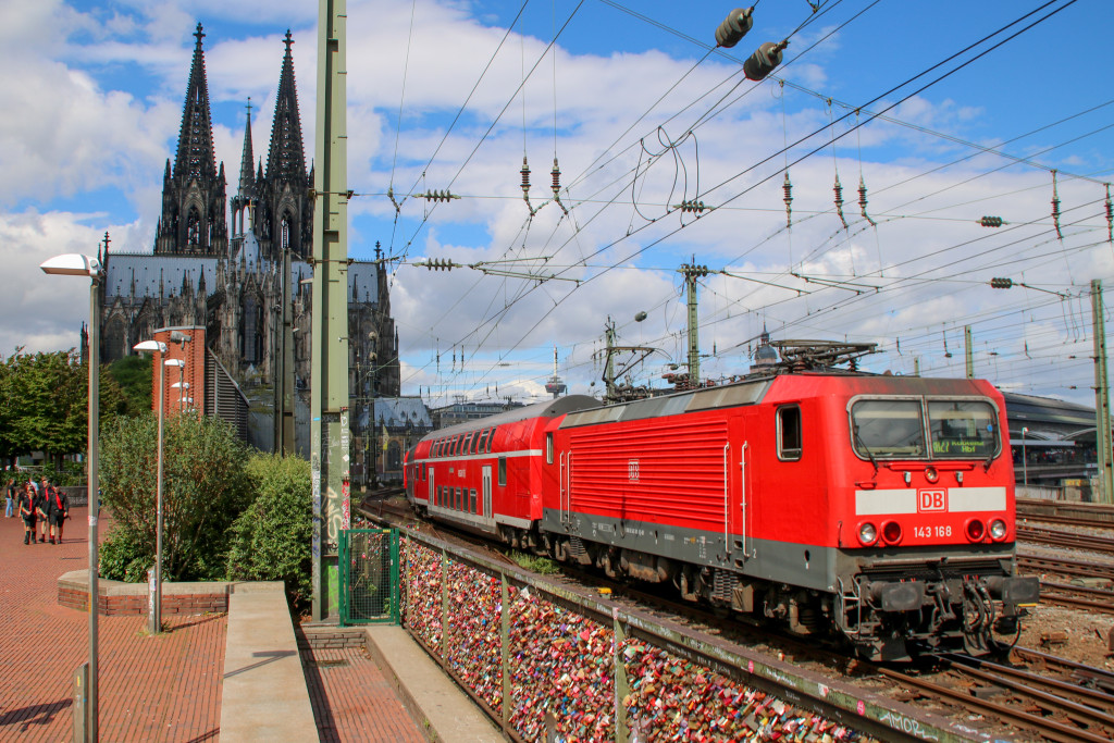143 168 verlässt den Kölner Hauptbahnhof in Richtung Hohenzollernbrücke, aufgenommen am 23.07.2017.