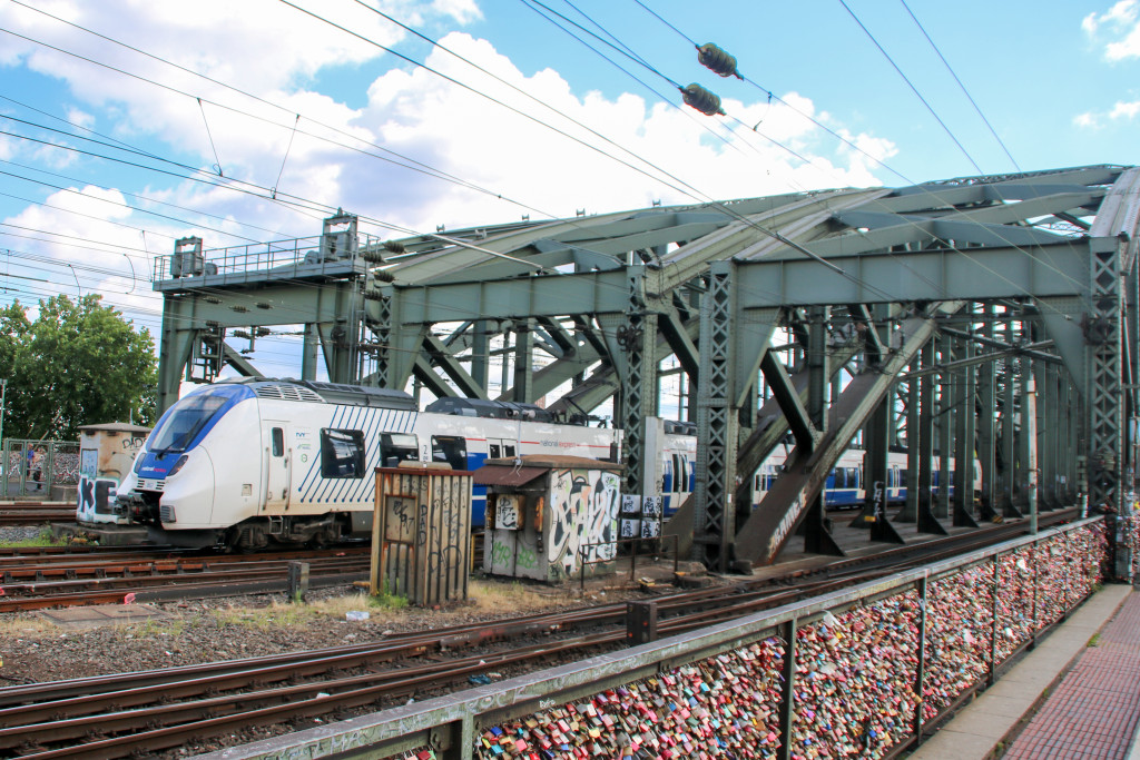 442 362 von National Express überquert die Hohenzollernbrücke in Köln, aufgenommen am 23.07.2017.