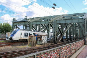 442 362 von National Express überquert die Hohenzollernbrücke in Köln, aufgenommen am 23.07.2017.