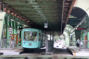 GTW 24 hängt in der Station Hammerstein der Wuppertaler Schwebebahn, aufgenommen am 23.07.2017.