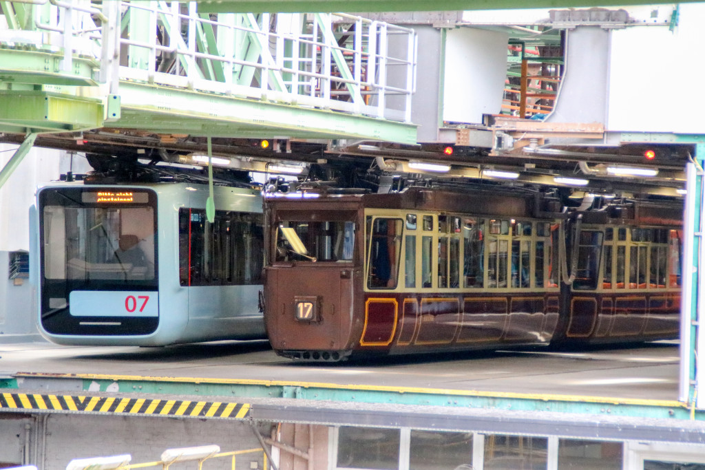 GTW 07 und der Kaiserwagen hängen in der Abstellhalle in Vohwinkel auf der Wuppertaler Schwebebahn, aufgenommen am 23.07.2017.