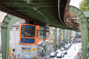 GTW 13 kurz vor der Station Vohwinkel auf der Wuppertaler Schwebebahn, aufgenommen am 23.07.2017.