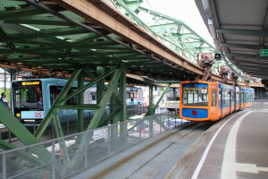 Begegnung zwischen GTW05 und GTW9 in der Station Oberbarmen auf der Wuppertaler Schwebebahn, aufgenommen am 23.07.2017.