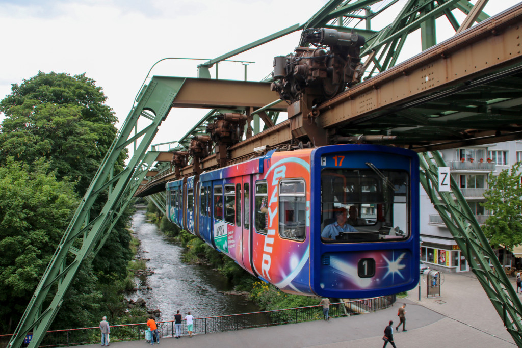 GTW17 kurz vor der Station Oberbarmen auf der Wuppertaler Schwebebahn, aufgenommen am 23.07.2017.