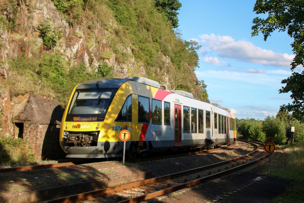 Ein LINT der HLB erreicht den Haltepunkt Runkel auf der Lahntalbahn, aufgenommen am 29.07.2017.