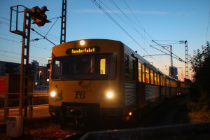 Drei VT2E der HLB stehen in der Morgendämmerung im Bahnhof Frankfurt-Süd, aufgenommen am 19.07.2017.