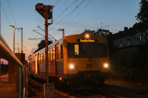 Drei VT2E der HLB stehen in der Morgendämmerung im Bahnhof Frankfurt-Süd auf Gleis 10, aufgenommen am 19.07.2017.