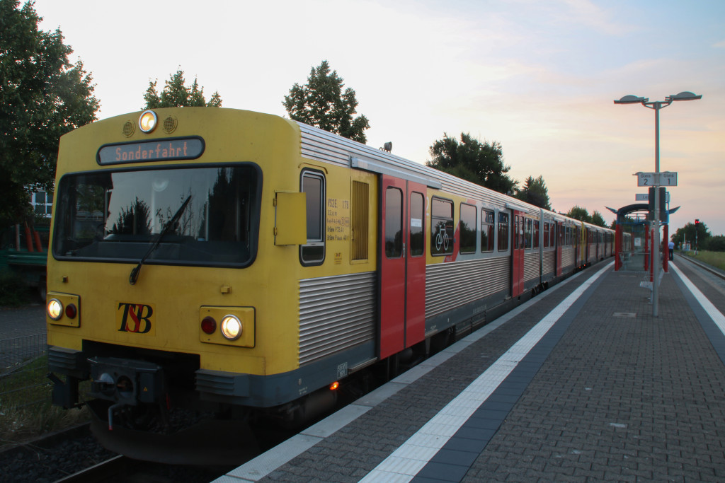 Drei VT2E der HLB stehen im Bahnhof Liederbach auf der Frankfurt-Königsteiner-Eisenbahn, aufgenommen am 19.07.2017.