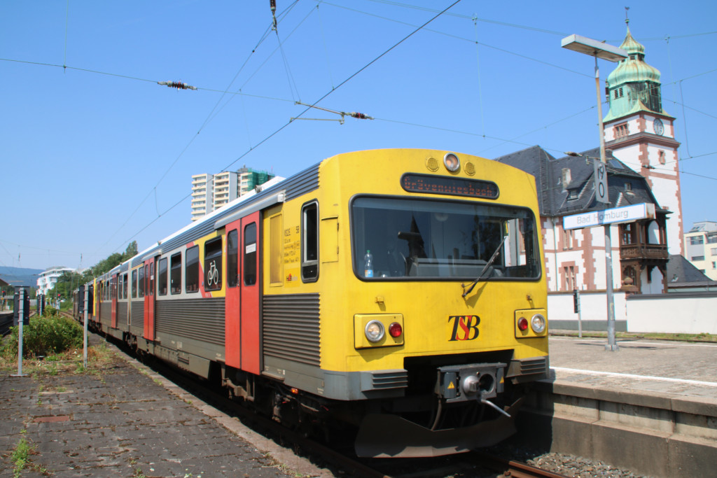 609 005 und 609 019 stehen im Bahnhof Bad Homburg, aufgenommen am 19.07.2017.