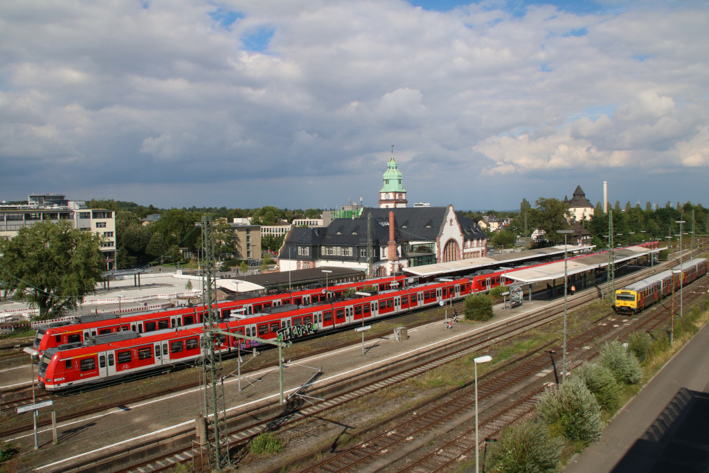 S-Bahnen der Baureihe 423 stehen im Bahnhof Bad Homburg, aufgenommen am 26.07.2017.