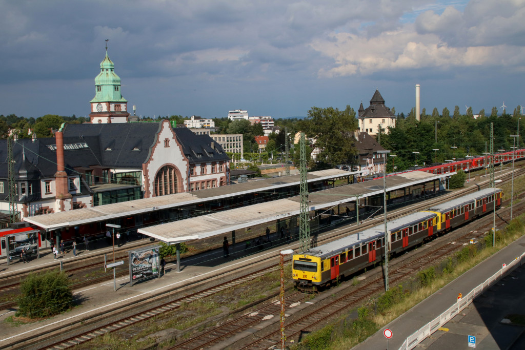 609 012 und 609 008 stehen abgestellt im Bahnhof Bad Homburg, aufgenommen am 26.07.2017.