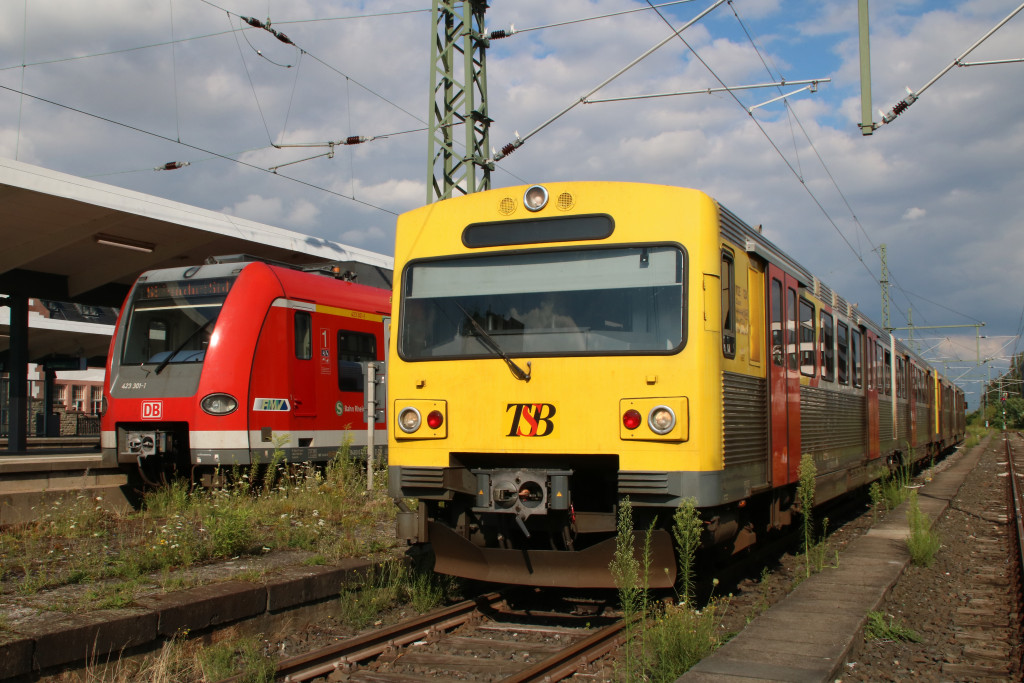 609 012 steht neben 423 301 im Bahnhof Bad Homburg, aufgenommen am 26.07.2017.