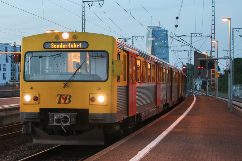 Drei VT2E der HLB stehen im Bahnhof Frankfurt-Süd, im Hintergrund die Europäische Zentralbank, aufgenommen am 26.07.2017.