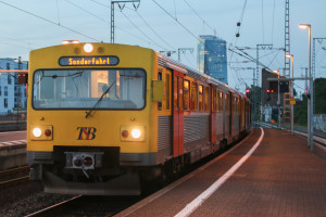 Drei VT2E der HLB stehen im Bahnhof Frankfurt-Süd, im Hintergrund die Europäische Zentralbank, aufgenommen am 26.07.2017.