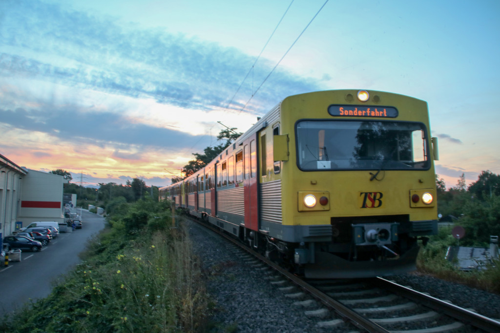 Drei VT2E der HLB bei Frankfurt-Griesheim, aufgenommen am 26.07.2017.
