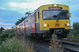 Drei VT2E der HLB verlassen Frankfurt-Griesheim, aufgenommen am 27.07.2017.