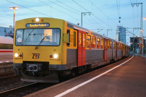 Drei VT2E der HLB stehen im Bahnhof Frankfurt-Süd, aufgenommen am 26.07.2017.