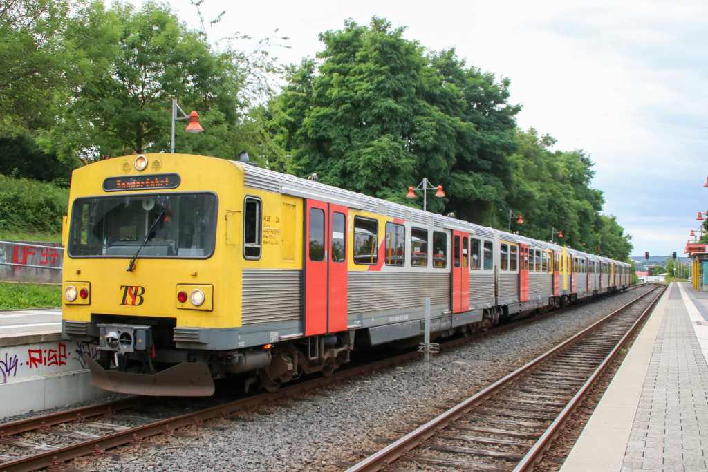 Drei VT2E der HLB stehen im Bahnhof Neu Anspach auf der Taunusbahn, aufgenommen am 28.07.2017.