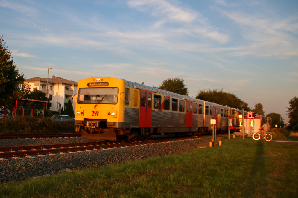 609 015, 609 009 und 609 002 durcheilen im Abendlicht den Bahnhof Liederbach auf der Frankfurt-Königsteiner-Eisenbahn, aufgenommen am 08.07.2017.