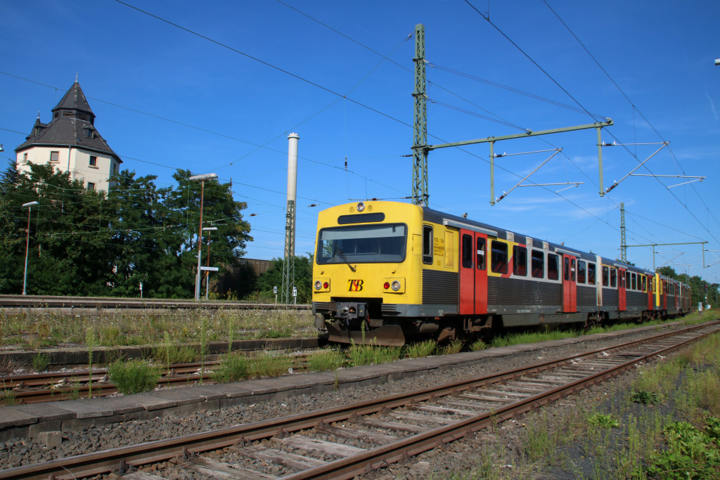 609 012 und 609 017 stehen im Bahnhof Bad Homburg, im Hintergrund der alte Wasserturm, aufgenommen am 07.08.2017.