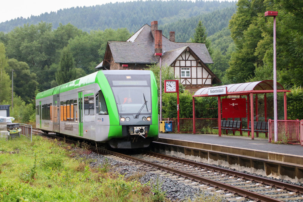 646 418 hält vor dem Bahnhofsgebäude in Niederdreisbach auf der Daadetalbahn, aufgenommen am 10.08.2017.