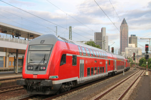 Eine 111 mit zwei Doppelstockwagen steht im Bahnhof Frankfurt-West, aufgenommen am 28.07.2017.