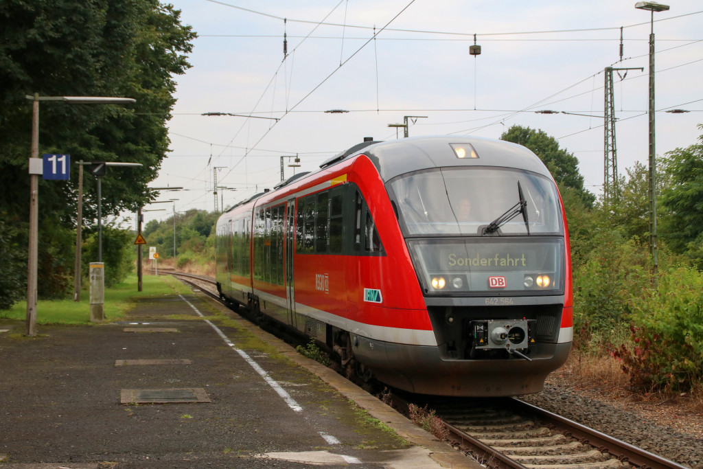 642 064 fährt in den Bahnhof Lollar ein, aufgenommen am 02.09.2017.