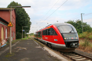642 064 vor dem Bahnhofsgebäude in Lollar, aufgenommen am 02.09.2017.