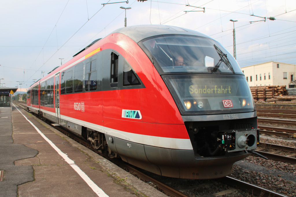 642 064 steht im Bahnhof Neuwied auf der rechten Rheinstrecke, aufgenommen am 02.09.2017.